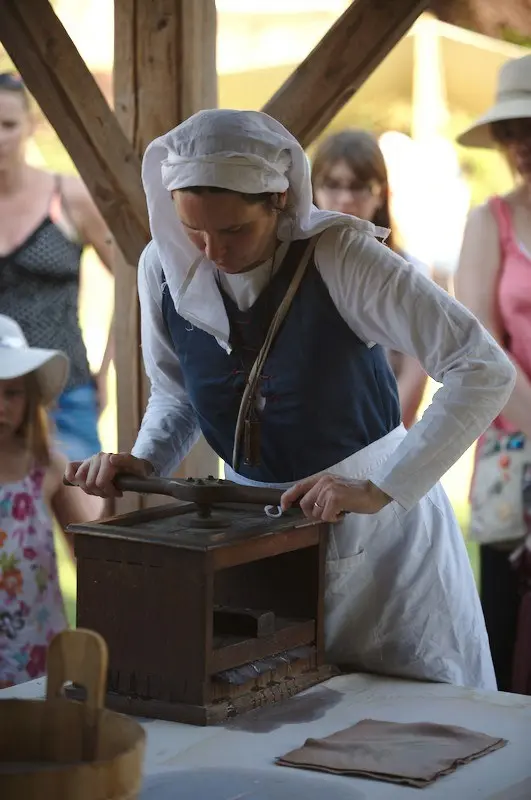Cie La Muse - Animations médiévales - Le village du livre